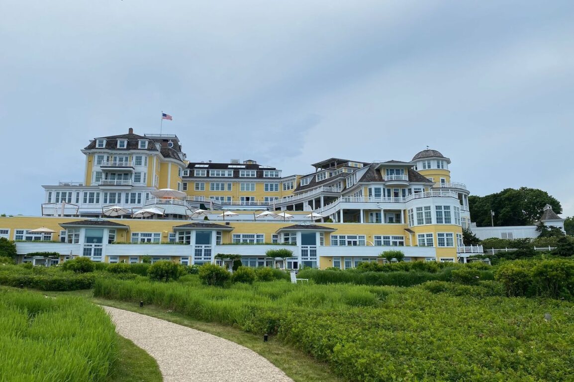Taylor Swift – Holiday House Watch Hill Rhode Island