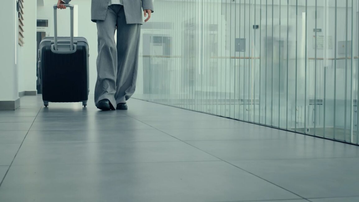 Doctors speaking with a hospitalized patient, emphasizing clear communication during medical visits when language barriers exist